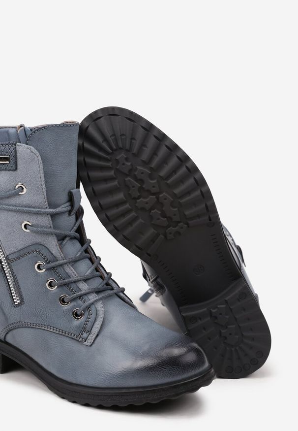 Renee - Niebieskie Botki Typu Trapery Ozdobione Wstawką z Ekozamszu i Suwakiem Debisha. Okazja: na spacer, do pracy, na co dzień. Zapięcie: zamek. Kolor: niebieski. Szerokość cholewki: normalna. Wzór: aplikacja. Wysokość cholewki: za kolano. Materiał: tkanina, jeans. Sezon: zima, jesień. Obcas: na płaskiej podeszwie. Styl: elegancki, casual