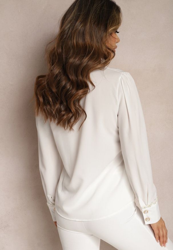 Renee - Biała Klasyczna Koszula Ozdobiona Perłami Ondinna. Okazja: na co dzień. Kolor: biały. Wzór: aplikacja. Styl: klasyczny