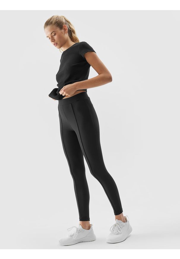 4f - Legginsy z prążkowanej dzianiny damskie - czarne. Kolor: czarny. Materiał: prążkowany, dzianina. Długość: długie