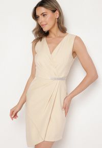 Born2be - Beżowa Sukienka Vices Dopasowana Asymetryczna z Błyszczącą Wstawką Tolivena. Okazja: na co dzień. Typ kołnierza: dekolt w kształcie V. Kolor: beżowy. Materiał: materiał. Wzór: aplikacja. Typ sukienki: asymetryczne. Styl: casual, elegancki #3