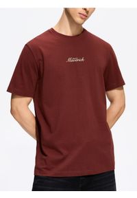 Reserved - T-shirt regular z nadrukiem - bordowy. Kolor: czerwony. Materiał: bawełna, dzianina. Wzór: nadruk #1