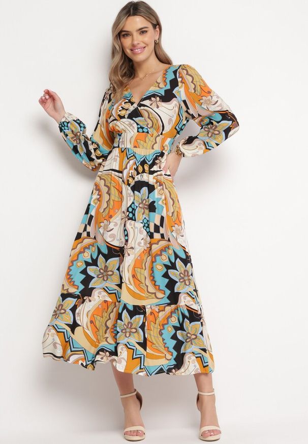 Born2be - Beżowa Sukienka Kopertowa z Falbanką i Fantazyjnym Printem Takia. Kolor: beżowy. Wzór: nadruk. Typ sukienki: kopertowe