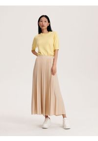 Reserved - Plisowana spódnica - beżowy. Kolor: beżowy. Materiał: dzianina. Wzór: gładki #1