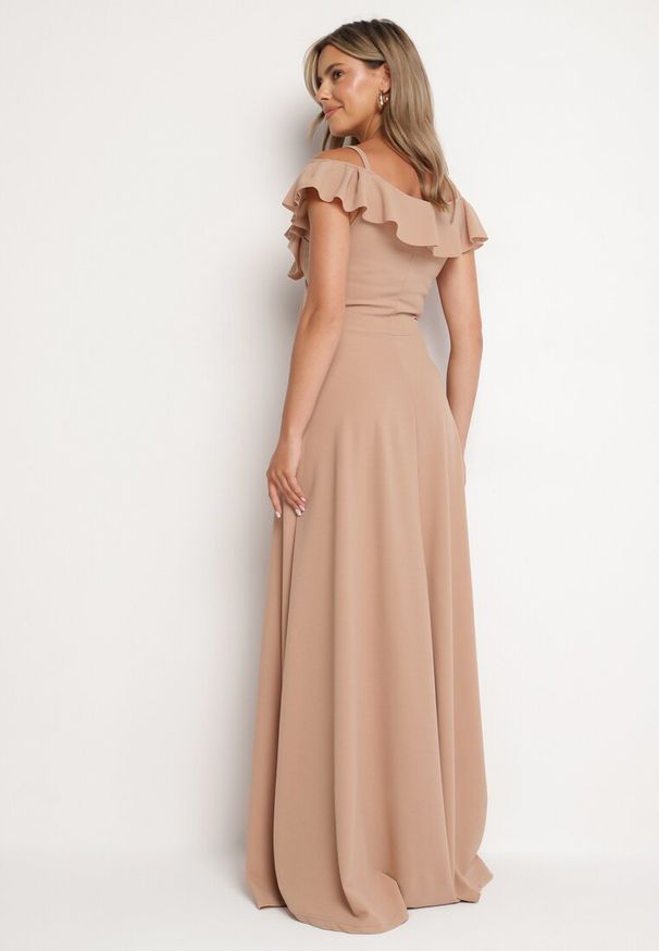 Born2be - Beżowa Koktajlowa Sukienka na Ramiączkach z Falbankami i Rozcięciem Waterlily. Typ kołnierza: kołnierz z falbankami. Kolekcja: dla wysokich. Kolor: beżowy. Długość rękawa: na ramiączkach. Styl: wizytowy. Długość: maxi