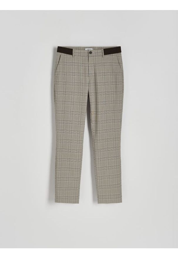 Reserved - Spodnie slim fit - beżowy. Kolor: beżowy. Materiał: wiskoza, tkanina