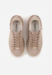 Born2be - Ciemnobeżowe Skórzane Sneakersy na Platformie i Koturnie Zdobione Perforacją Peniesh. Okazja: na co dzień. Kolor: beżowy. Materiał: skóra. Wzór: aplikacja. Obcas: na koturnie #5