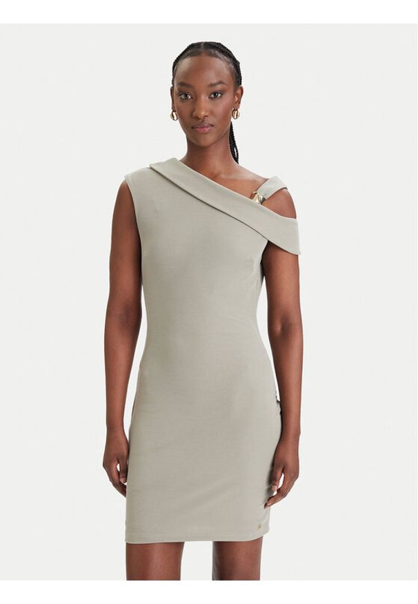 Guess Sukienka codzienna W6GK23 K3017 Khaki Regular Fit. Okazja: na co dzień. Kolor: brązowy. Materiał: syntetyk. Typ sukienki: proste. Styl: casual