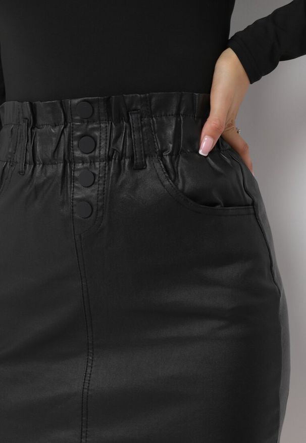 Born2be - Czarna Spódnica Mini z Marszczoną Talią z Imitacji Skóry Valma. Okazja: na co dzień. Kolor: czarny. Materiał: skóra. Styl: elegancki, casual
