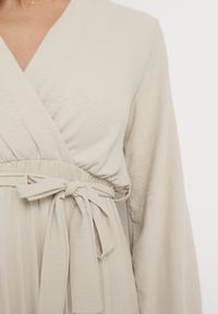 Born2be - Jasnobeżowa Sukienka Mesyre. Okazja: na randkę, do pracy. Typ kołnierza: dekolt w kształcie V. Kolor: beżowy. Materiał: materiał. Typ sukienki: kopertowe, plisowane. Długość: midi #5