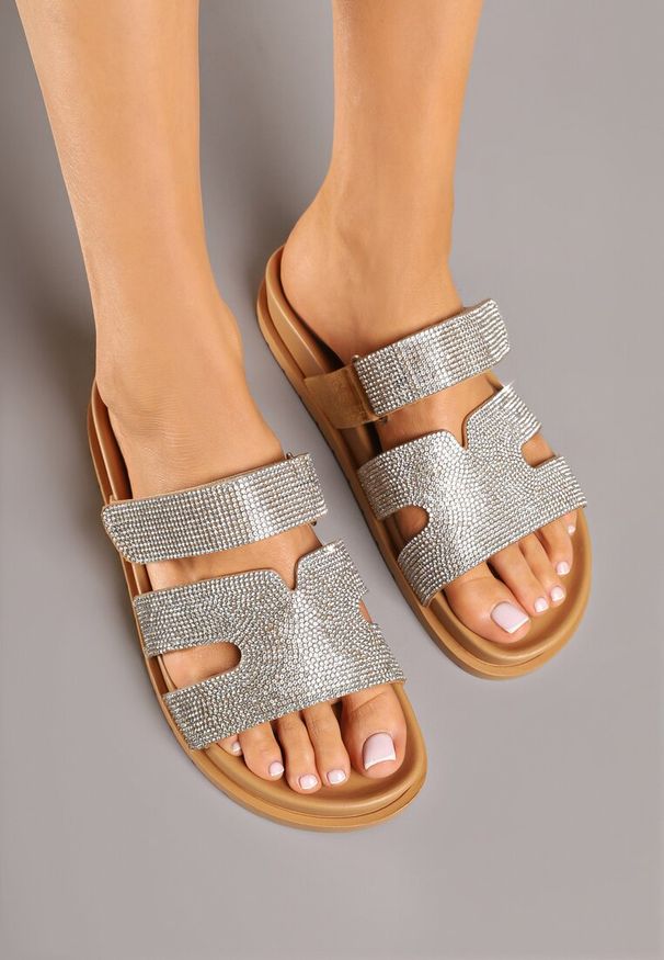 Renee - Jasnobrązowe Klapki Ozdobione Wycięciami i Cyrkoniami Sonavelia. Okazja: na co dzień. Kolor: brązowy. Materiał: jeans. Wzór: aplikacja. Styl: klasyczny, casual, elegancki