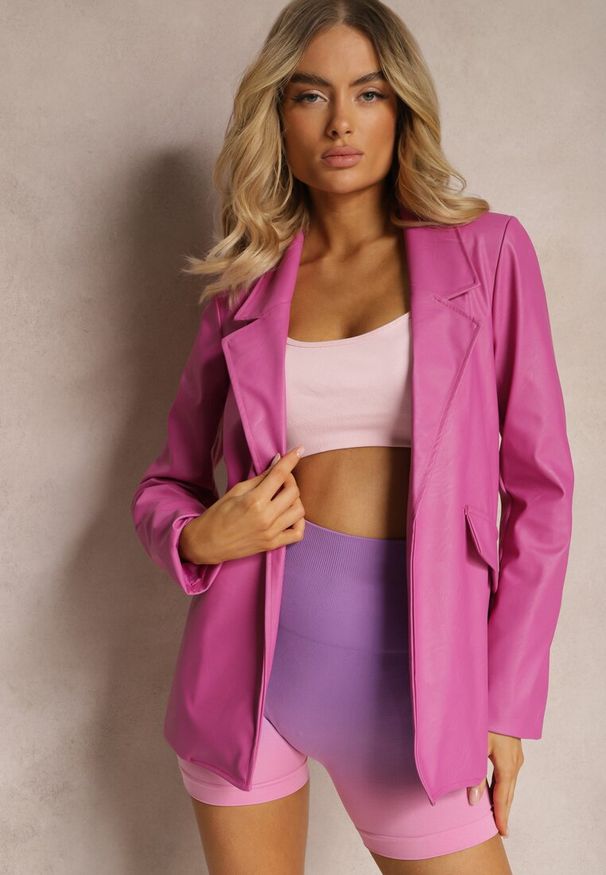 Renee - Ciemnoróżowa Pudełkowa Marynarka z Ekoskóry Niezapinana z Poduszkami w Ramionach Suniya. Okazja: na co dzień, na spotkanie biznesowe. Kolor: fioletowy. Materiał: wiskoza. Styl: biznesowy, casual