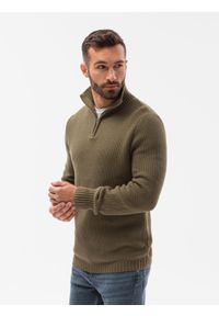 Ombre Clothing - Sweter męski ze stójką - oliwkowy E194 - XL. Typ kołnierza: kołnierzyk stójkowy. Kolor: oliwkowy. Materiał: bawełna, akryl. Wzór: prążki #1