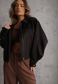 Renee - Czarna Kurtka Bomberka Oversize z Paskami przy Rękawach Lann. Okazja: na co dzień. Typ kołnierza: dekolt gorset. Kolor: czarny. Materiał: poliester, jeans. Sezon: wiosna. Styl: casual #1