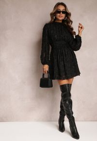Renee - Czarna Koronkowa Sukienka Mini z Gumką w Pasie Netta. Kolor: czarny. Materiał: koronka. Typ sukienki: rozkloszowane. Długość: mini #5