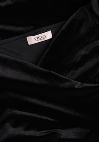 Renee - Czarna Sukienka z Weluru VICES Off Shoulder z Rozcięciem Elinesh. Okazja: na studniówkę, na randkę, na ślub cywilny, na wesele. Kolor: czarny. Materiał: welur #4