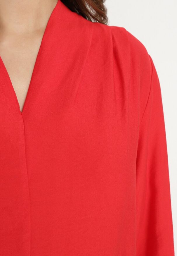 Born2be - Czerwona Bluzka z Bufiastym Rękawem i Dekoltem V Lesna. Okazja: na co dzień, na spotkanie biznesowe, do pracy. Kolor: czerwony. Materiał: wiskoza. Styl: wizytowy, casual, elegancki, biznesowy, klasyczny