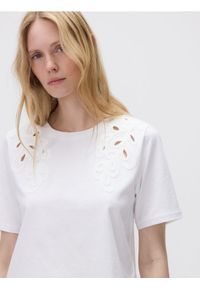 Reserved - T-shirt z haftowanym wzorem - biały. Kolor: biały. Materiał: bawełna. Wzór: haft