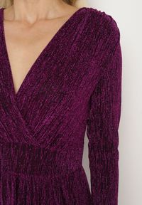 Born2be - Fioletowa Taliowana Sukienka z Wiskozą o Rozkloszowanym Kroju Zdobiona Metaliczną Nicią Mesinae. Okazja: na spotkanie biznesowe, do pracy. Typ kołnierza: dekolt w kształcie V. Kolor: fioletowy. Materiał: wiskoza. Długość rękawa: długi rękaw. Wzór: aplikacja. Typ sukienki: rozkloszowane. Styl: biznesowy, elegancki, glamour, wizytowy #3