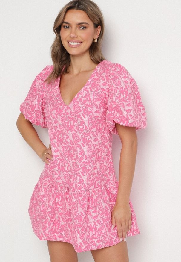 Born2be - Różowa Sukienka z Falbanką w Bombkę i Rękawami z Gumką Ninistea. Typ kołnierza: kołnierz z falbankami. Kolor: różowy. Długość rękawa: krótki rękaw. Sezon: lato. Typ sukienki: bombki. Styl: elegancki, klasyczny