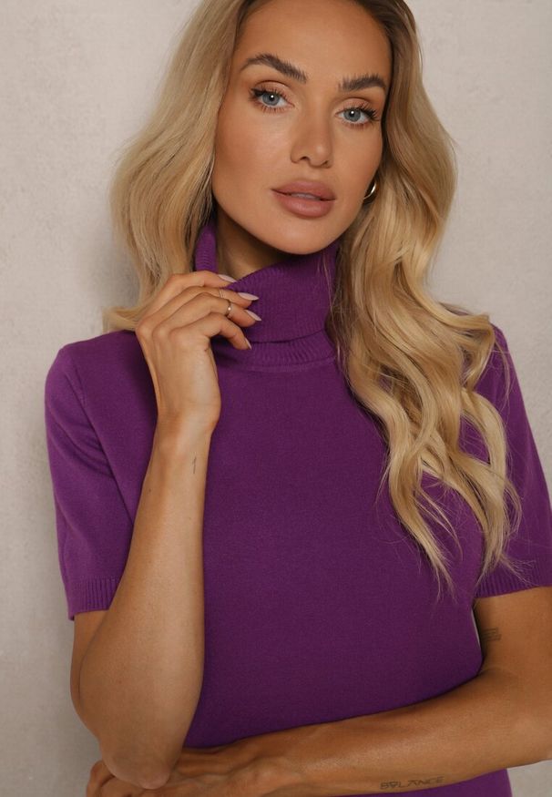 Renee - Fioletowy Golf z Dodatkiem Kaszmiru i Krótkim Rękawem Edirana. Okazja: na co dzień. Typ kołnierza: golf. Kolor: fioletowy. Materiał: kaszmir. Długość rękawa: krótki rękaw. Długość: krótkie. Styl: klasyczny, casual, elegancki