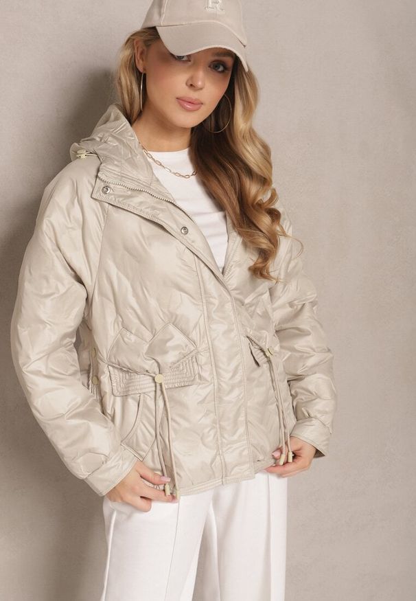 Renee - Beżowa Pikowana Kurtka w Stylu Utility z Kapturem Hiredia. Okazja: na co dzień. Typ kołnierza: kaptur. Kolor: beżowy. Materiał: jeans. Styl: elegancki, casual