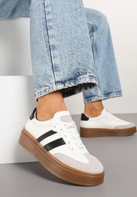 Renee - Biało-Czarne Sneakersy Tenisówki Ozdobione Paskami Sovresia. Okazja: na co dzień. Zapięcie: pasek. Kolor: biały. Materiał: jeans. Wzór: aplikacja. Obcas: na płaskiej podeszwie #5