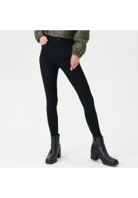 Sinsay - Jeansy skinny high waist - Czarny. Stan: podwyższony. Kolor: czarny #1