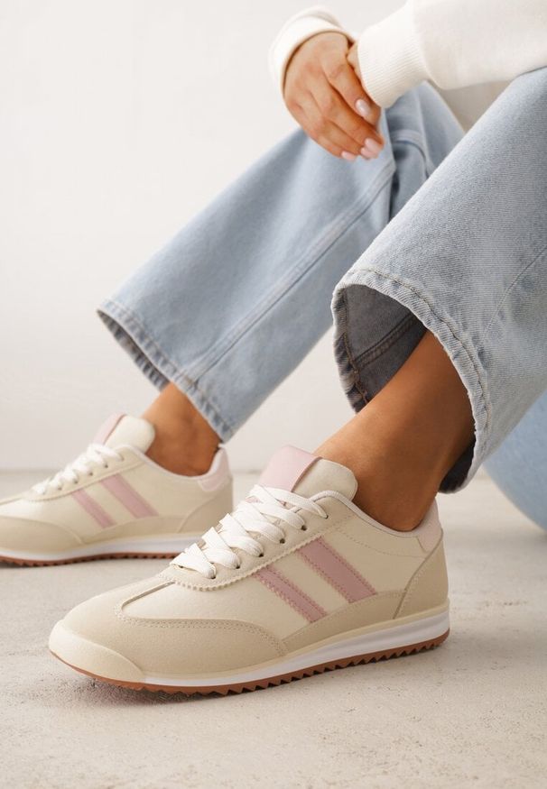 Renee - Beżowe Sneakersy Ozdobione Dwoma Paskami Lannatea. Okazja: na co dzień. Zapięcie: pasek. Kolor: beżowy. Wzór: aplikacja