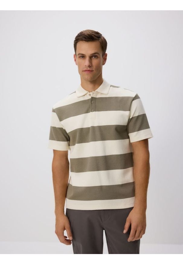 Reserved - Koszulka polo comfort w paski - oliwkowy. Typ kołnierza: polo. Kolor: oliwkowy. Materiał: bawełna, dzianina. Wzór: paski