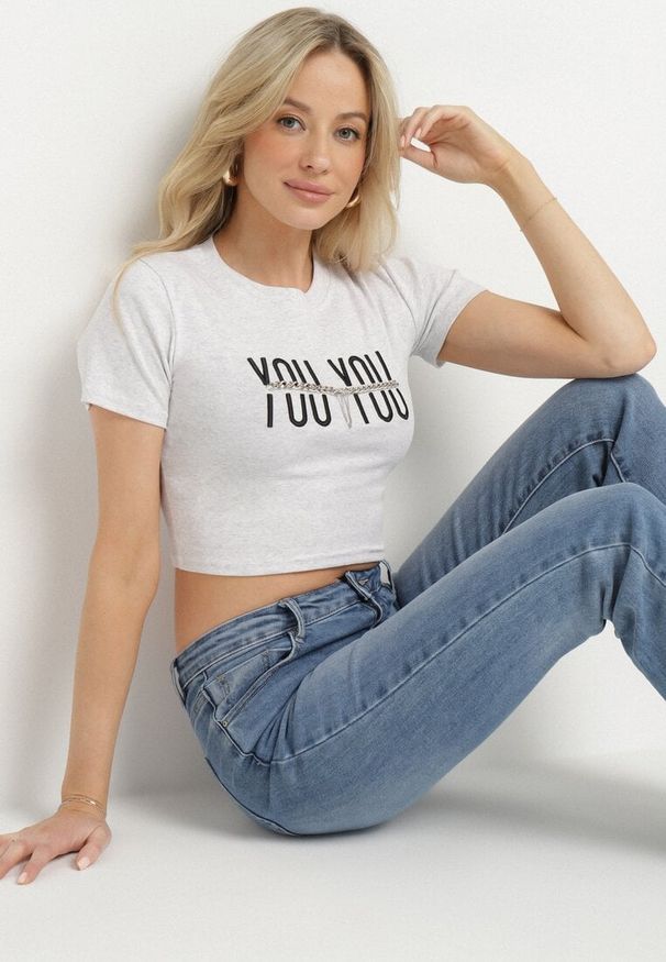 Born2be - Jasnoszary Bawełniany T-shirt z Napisem i Łańcuchem Olimelia. Kolor: szary. Materiał: bawełna. Wzór: napisy