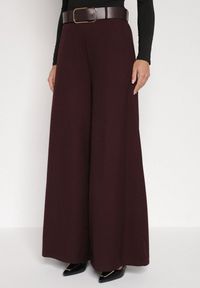 Born2be - Bordowe Bawełniane Szerokie Spodnie Garniturowe z Wysokim Stanem i Paskiem Tusamia. Okazja: na co dzień, na spotkanie biznesowe. Stan: podwyższony. Kolor: czerwony. Materiał: bawełna. Styl: klasyczny, casual, elegancki, biznesowy #1