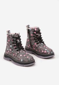 Born2be - Szare Lakierowane Płaskie Botki w Stylu Traperów z Serduszkami Tarlia. Okazja: na co dzień. Nosek buta: okrągły. Kolor: szary. Materiał: lakier. Styl: wizytowy, casual, elegancki
