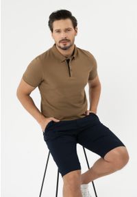 Volcano - Koszulka polo O-MOLTI. Typ kołnierza: polo. Kolekcja: plus size. Materiał: prążkowany, bawełna, skóra, materiał. Długość: krótkie. Wzór: ze splotem. Styl: klasyczny #1