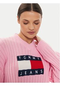 Tommy Jeans Sweter Center Flag DW0DW18528 Różowy Relaxed Fit. Kolor: różowy. Materiał: syntetyk