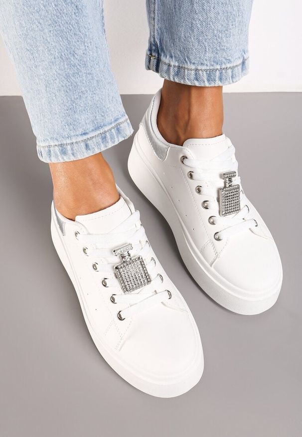 Born2be - Biało-Srebrne Sneakersy na Grubej Podeszwie z Metaliczną Aplikacją i Cyrkoniami Loraria. Nosek buta: okrągły. Zapięcie: sznurówki. Kolor: biały. Materiał: materiał. Wzór: aplikacja. Obcas: na obcasie. Wysokość obcasa: niski