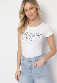 Born2be - Biały Bawełniane T-shirt z Cyrkoniami i Napisem Readia. Okazja: na co dzień. Kolor: biały. Materiał: bawełna. Wzór: napisy. Styl: klasyczny, casual