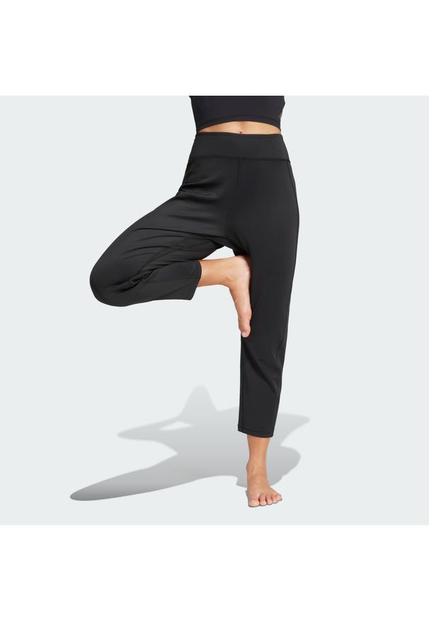 Adidas - Spodnie All Me Yoga Essentials. Kolor: czarny. Materiał: materiał. Sport: joga i pilates
