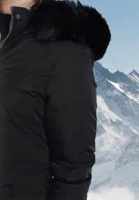 Born2be - Szaro-Czarna Dwustronna Kurtka za Kolano z Kapturem z Futerkiem Zephyro. Typ kołnierza: kaptur. Kolor: czarny. Materiał: futro. Długość: długie. Wzór: aplikacja, gładki #4