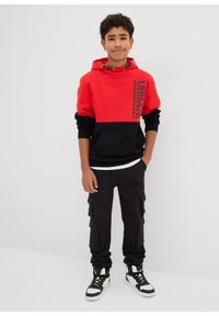 bonprix - Bluza z kapturem z czystej bawełny organicznej. Typ kołnierza: kaptur. Kolor: czerwony. Materiał: bawełna. Wzór: napisy, nadruk #3
