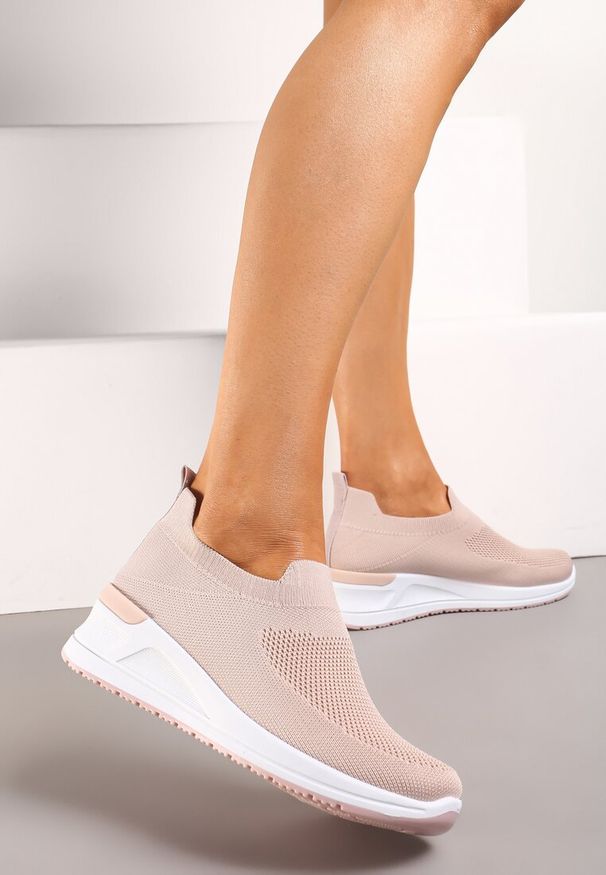 Born2be - Różowe Wsuwane Buty Sportowe na Grubej Podeszwie Vivulla. Nosek buta: okrągły. Zapięcie: bez zapięcia. Kolor: różowy. Materiał: materiał. Sezon: lato. Obcas: na obcasie. Wysokość obcasa: niski