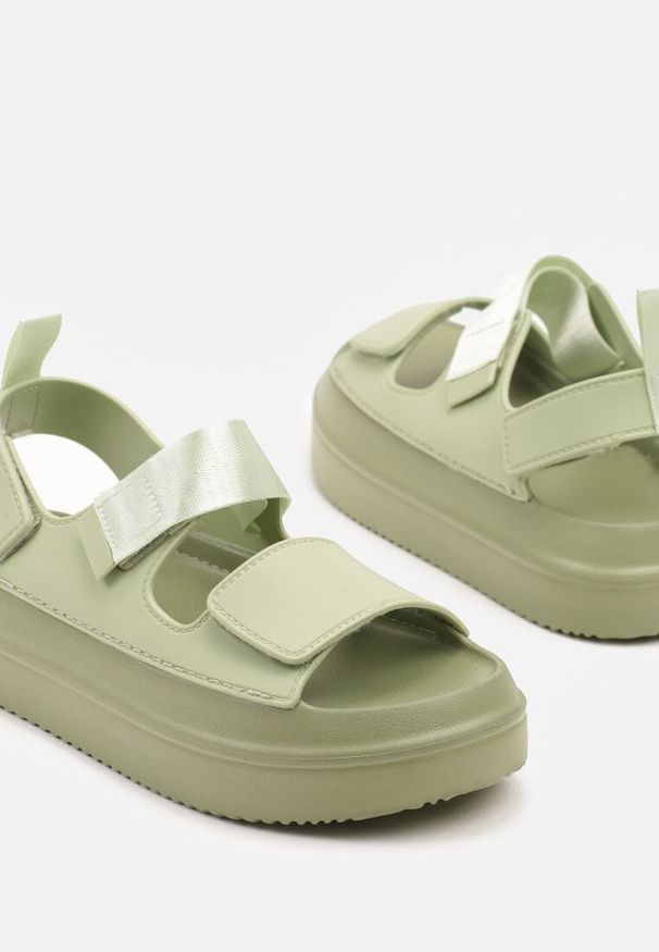 Born2be - Zielone Sandały na Grubej Podeszwie z Dwoma Paskami Taloiti. Okazja: na co dzień. Zapięcie: pasek. Kolor: zielony. Materiał: jeans. Wzór: paski. Styl: klasyczny, casual