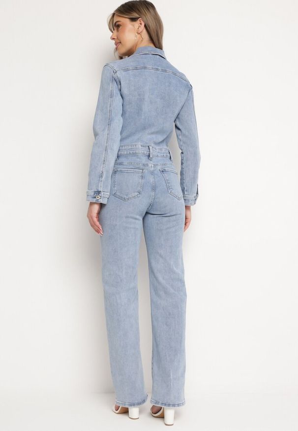 Born2be - Niebieski Jeansowy Kombinezon z Bawełny z Długim Rękawem i Spodniami Zapinany na Guziki Lystar. Okazja: na co dzień. Kolor: niebieski. Materiał: jeans, bawełna. Długość rękawa: długi rękaw. Długość: długie. Styl: elegancki, casual