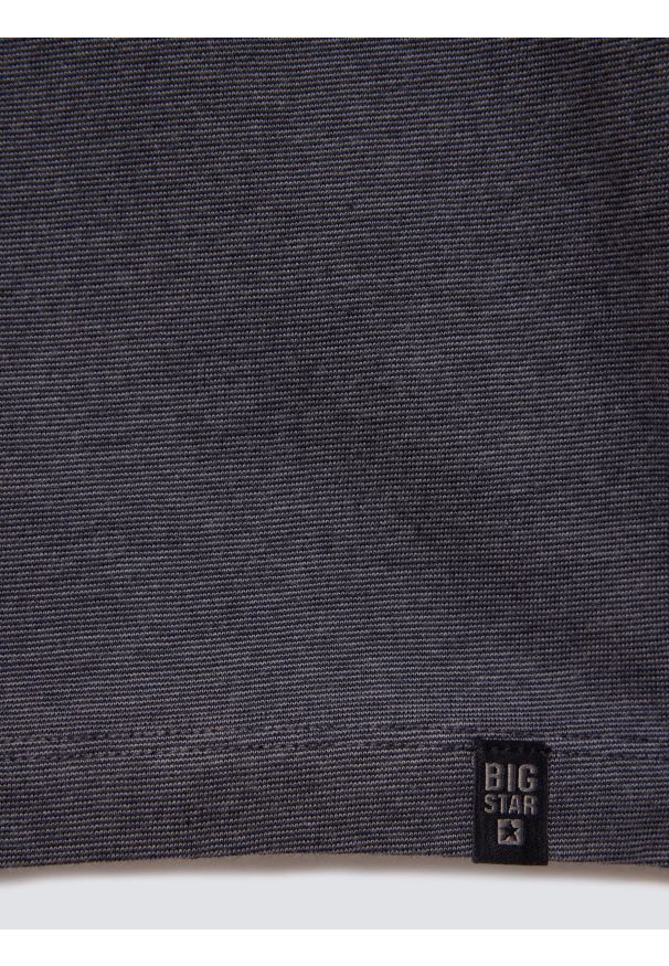 Big-Star - Koszulka męska z logo BIG STAR na piersi czarna Lobber 906. Okazja: do pracy, na co dzień. Kolor: czarny. Materiał: jeans, materiał, bawełna. Wzór: aplikacja. Styl: casual