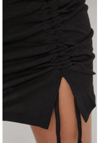 Answear Lab sukienka kolor czarny mini asymetryczna. Kolor: czarny. Materiał: dzianina. Wzór: gładki. Typ sukienki: asymetryczne. Styl: wakacyjny. Długość: mini #3