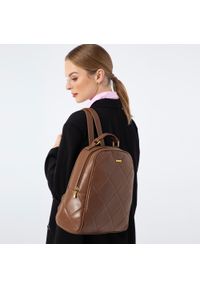 Wittchen - Damski plecak z geometrycznie pikowanym przodem brązowy. Kolor: brązowy. Materiał: skóra ekologiczna. Wzór: geometria #3