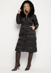 Born2be - Czarna Długa Kurtka Puchowa z Pikowanymi Przeszyciami i Kapturem z Futrem Zevea. Okazja: na co dzień, na spacer. Kolor: czarny. Materiał: puch, futro. Długość: długie. Styl: casual, elegancki #1