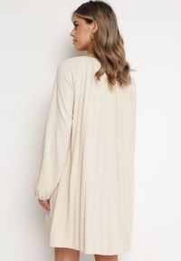 Born2be - Jasnobeżowa Plisowana Sukienka z Bufiastymi Rękawami Perlase. Okazja: na co dzień. Kolor: beżowy. Styl: klasyczny, casual, elegancki #3
