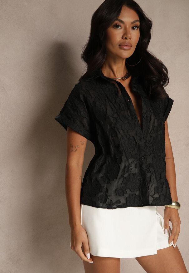 Renee - Czarna Koszula z Krótkim Rękawem Zdobiona Kwiatowym Wzorem Frorela. Okazja: na spotkanie biznesowe. Typ kołnierza: kołnierzyk klasyczny. Kolor: czarny. Długość rękawa: krótki rękaw. Długość: krótkie. Wzór: aplikacja, kwiaty. Styl: biznesowy, elegancki, klasyczny