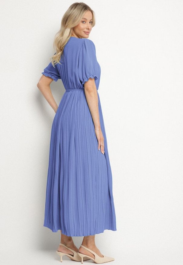 Born2be - Niebieska Kopertowa Sukienka z Bawełną i Paskiem Ivellevia. Okazja: na co dzień. Typ kołnierza: dekolt w serek. Kolor: niebieski. Materiał: bawełna. Długość rękawa: długi rękaw. Sezon: lato. Typ sukienki: kopertowe. Styl: klasyczny, casual, elegancki