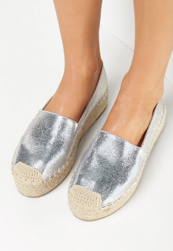 Born2be - Srebrne Lakierowane Espadryle na Plecionej Platformie Brigitte. Wysokość cholewki: przed kostkę. Nosek buta: okrągły. Kolor: srebrny. Materiał: lakier. Szerokość cholewki: normalna. Wzór: aplikacja. Sezon: lato, wiosna. Obcas: na platformie